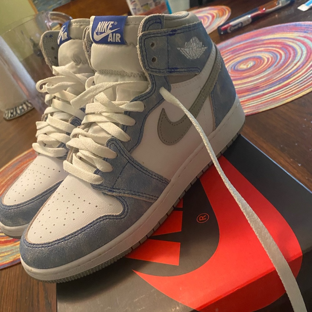 Air Jordan 1 Retro Hyper Royal